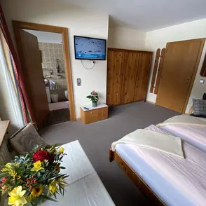 Schlafzimmer mit Doppelbett im Haus Sailer
