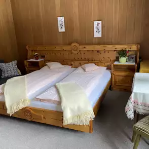 Schlafzimmer mit Doppelbett im Haus Sailer